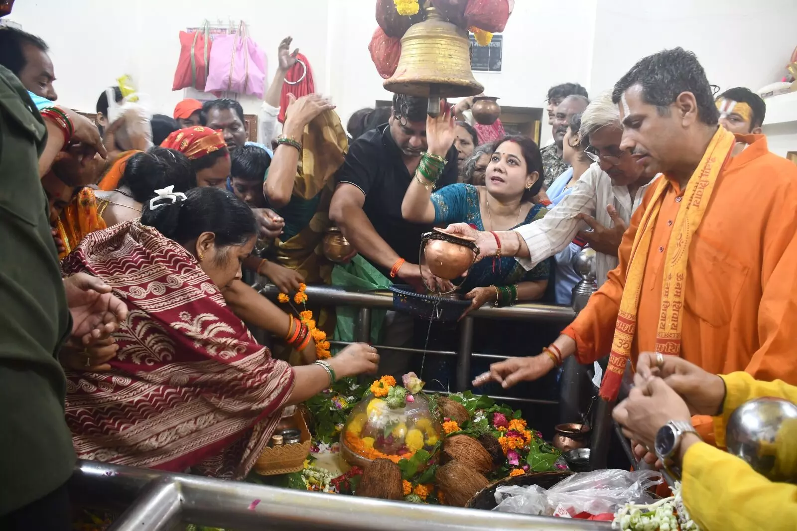 सावन के दूसरे सोमवार को शिव मंदिरों में रही भक्तों की भीड़ सावन के दूसरे सोमवार को शिव मंदिरों में रही भक्तों की भीड़