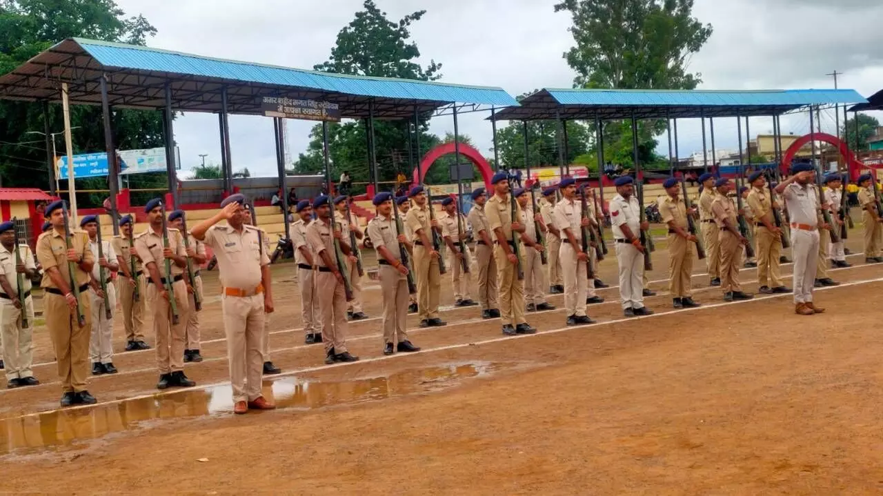 स्टेडियम मे जवानों के साथ कदमताल कर रहे बच्चे स्टेडियम मे जवानों के साथ कदमताल कर रहे बच्चे