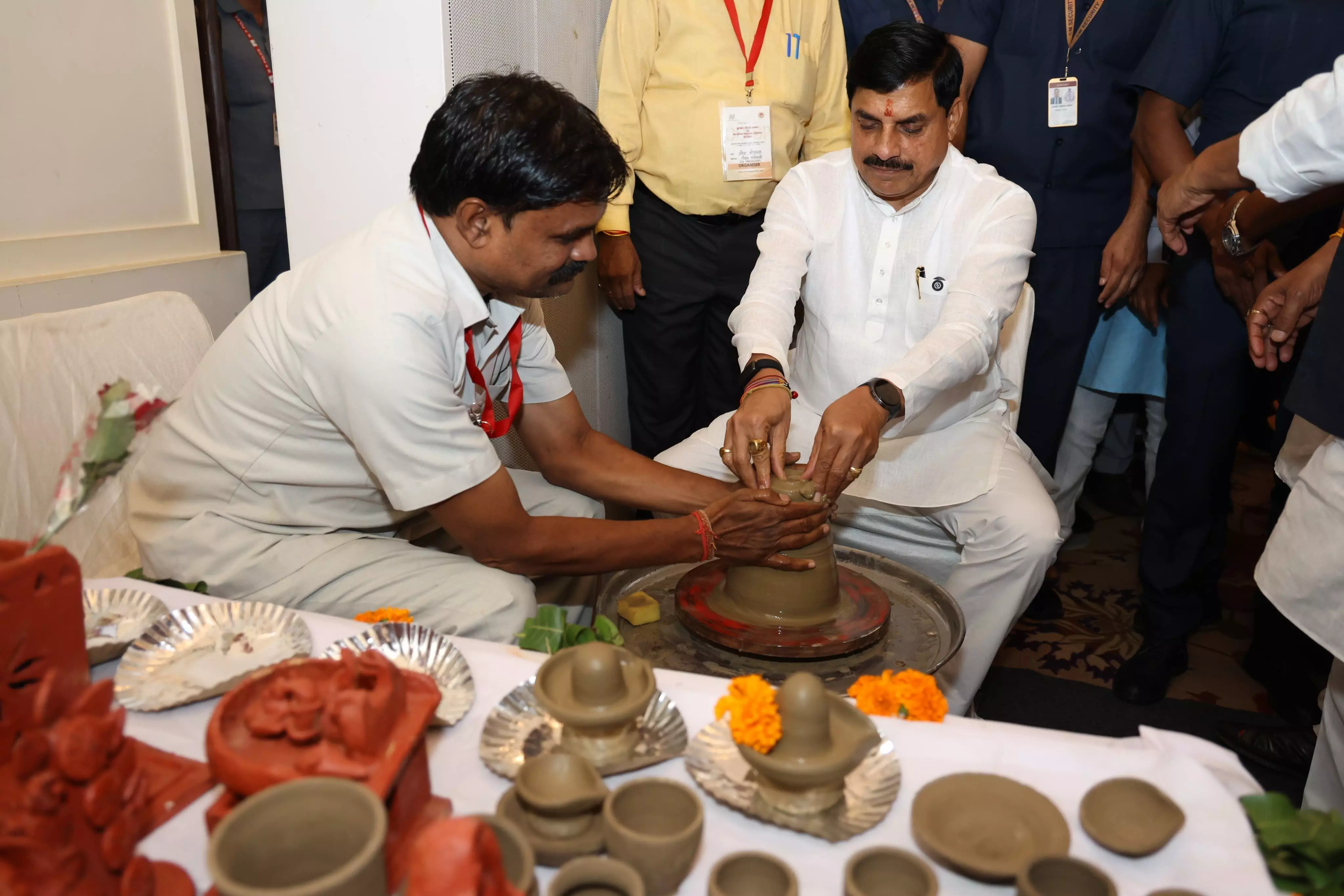 अनोखे अंदाज में दिखे सीएम डॉ. मोहन, चाक चलाकर बनाया शिवलिंग, बुनकरों-शिल्पियों का किया सम्मान
