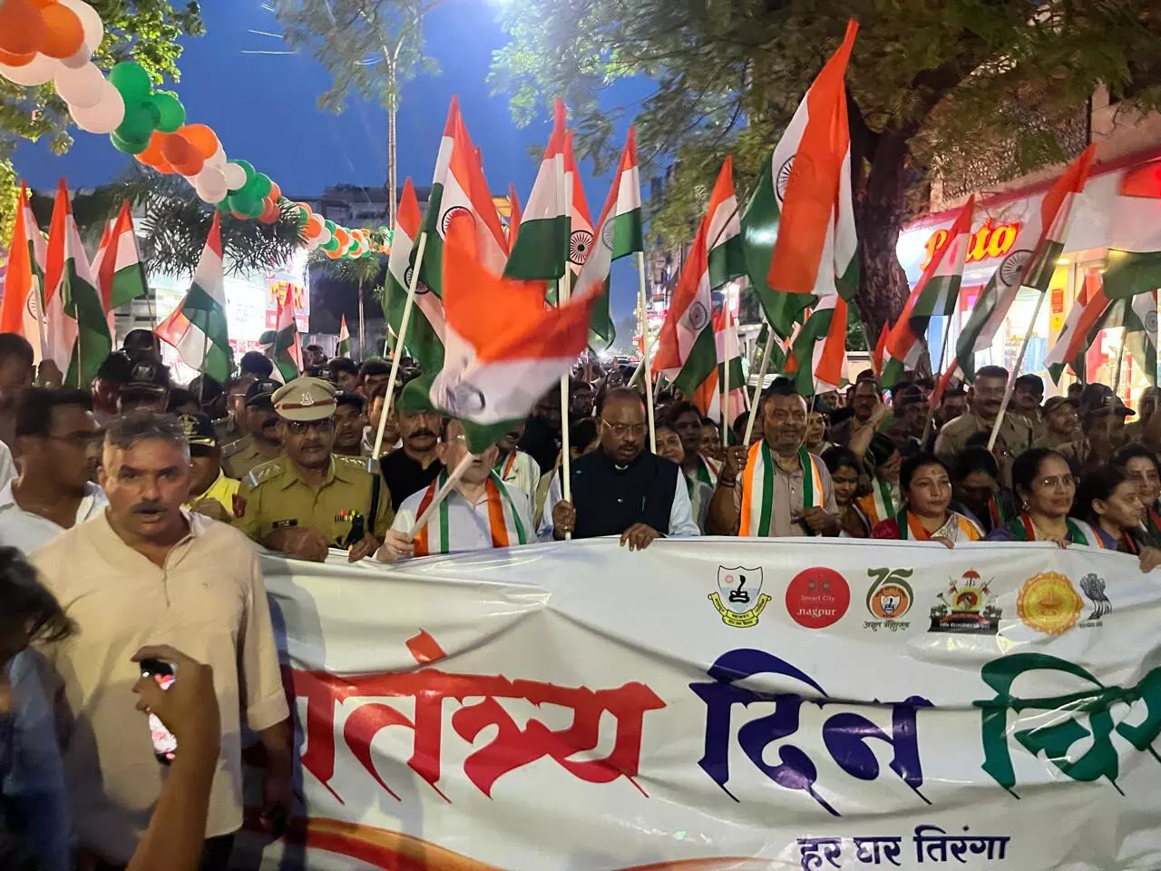 7 सौ फीट तिरंगे के साथ नागपुर में निकली भव्य तिरंगा यात्रा, विद्यार्थियों का लेझिम तो सिख युवाओं ने किया पारंपरिक युद्धकला का प्रदर्शन 7 सौ फीट तिरंगे के साथ नागपुर में निकली भव्य तिरंगा यात्रा, विद्यार्थियों का लेझिम तो सिख युवाओं ने किया पारंपरिक युद्धकला का प्रदर्शन