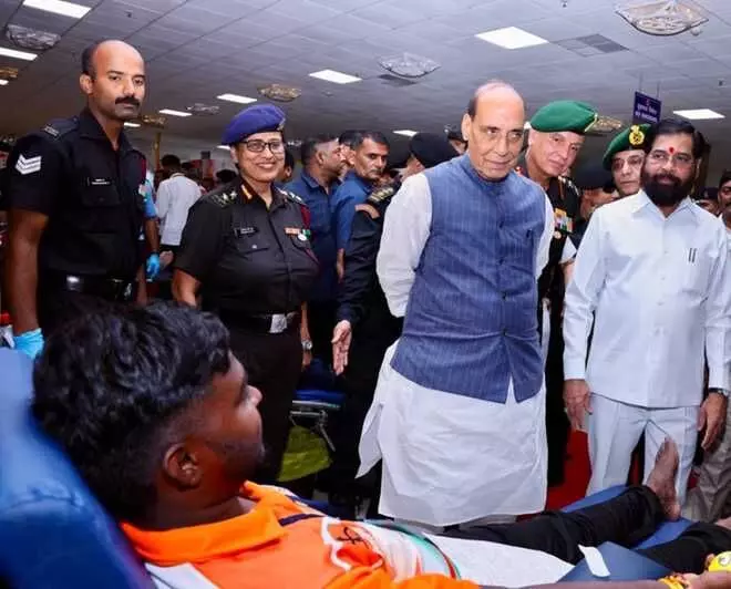 आर्मी हॉस्पिटल में 800 शिवसैनिकों ने किया रक्तदान इंसानी संवेदना और देशभक्ति का प्रतीक - राजनाथ सिंह आर्मी हॉस्पिटल में 800 शिवसैनिकों ने किया रक्तदान इंसानी संवेदना और देशभक्ति का प्रतीक - राजनाथ सिंह