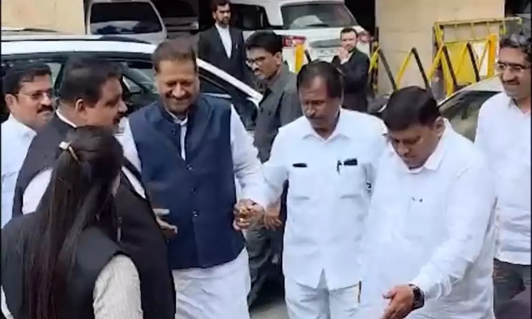पूर्व CM चव्हाण और मंत्री विखे पाटील की कोर्ट में हाजिरी, नोटबंदी विरोधी आंदोलन के 9 साल पुराने मामले में मिली जमानत पूर्व CM चव्हाण और मंत्री विखे पाटील की कोर्ट में हाजिरी, नोटबंदी विरोधी आंदोलन के 9 साल पुराने मामले में मिली जमानत