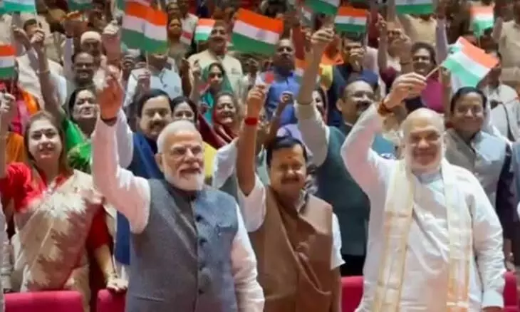NDA संसदीय दल की मंगल मिलन बैठक, पीएम मोदी समेत सभी नेताओं ने तिरंगा लहराया NDA संसदीय दल की मंगल मिलन बैठक, पीएम मोदी समेत सभी नेताओं ने तिरंगा लहराया