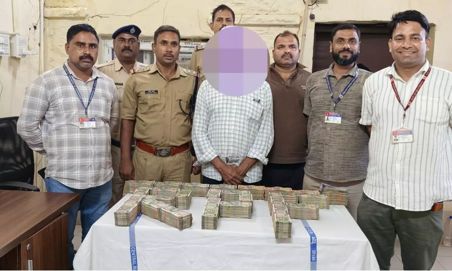 63 लाख की नकदी के साथ संयुक्त टीम के हत्थे चढ़ा यात्री 63 लाख की नकदी के साथ संयुक्त टीम के हत्थे चढ़ा यात्री