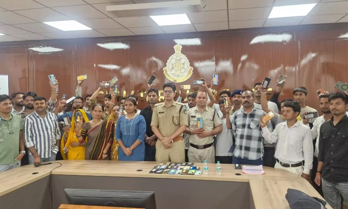 ऑपरेशन विश्वास के तहत पुलिस ने 276 गुम मोबाइल तलाश कर धारकों को किए वापस ऑपरेशन विश्वास के तहत पुलिस ने 276 गुम मोबाइल तलाश कर धारकों को किए वापस