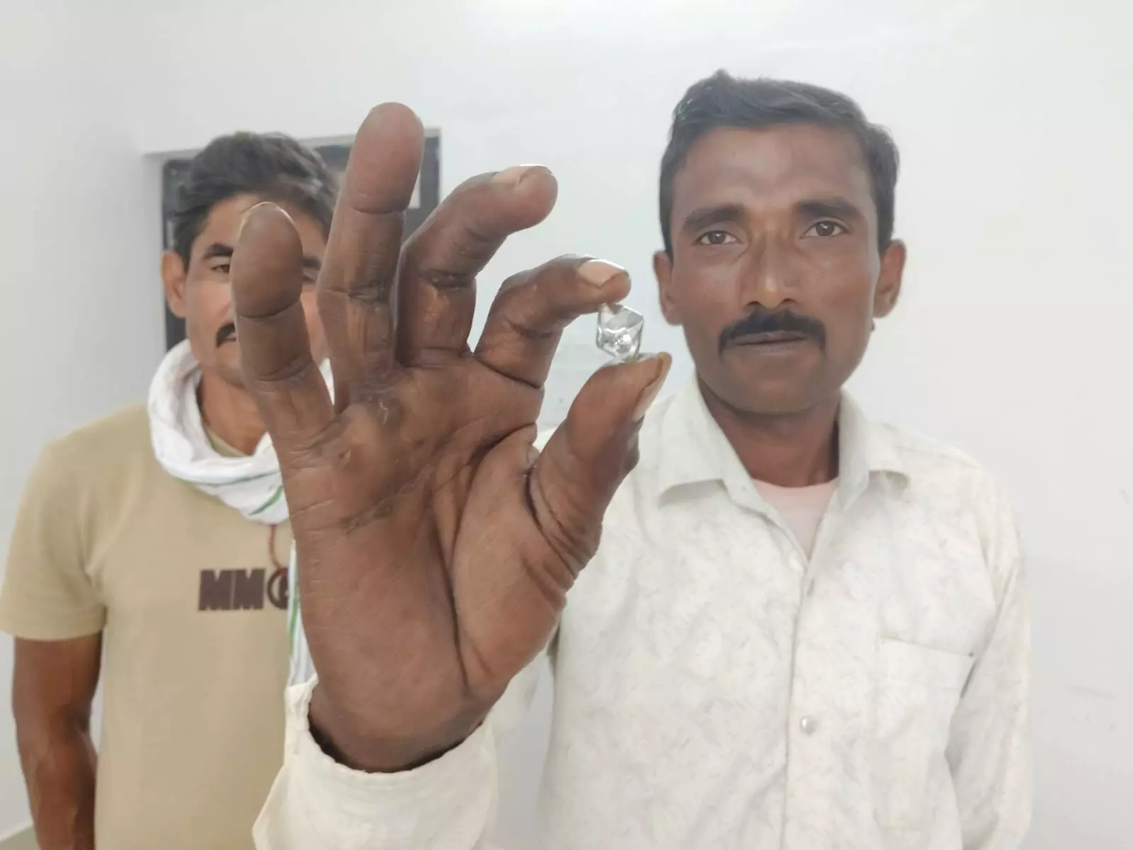 पिता के खेत में खोदी गई खदान में बेटे को मिला 16.96 कैरेट जैम क्वालटी हीरा