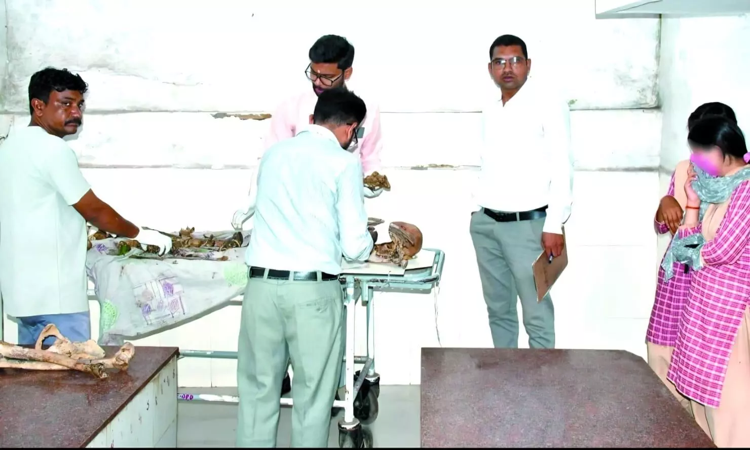 मरचुरी में नाबालिग छात्राओं को पीएम दिखाने पर जांच शुरू मरचुरी में नाबालिग छात्राओं को पीएम दिखाने पर जांच शुरू