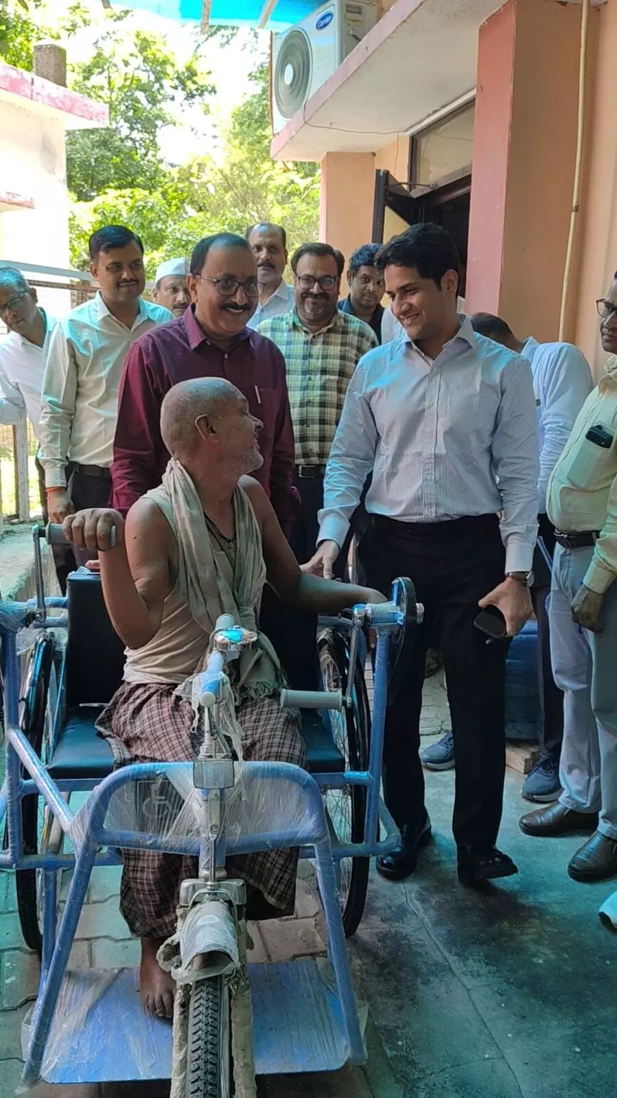 जनसुनवाई में दिव्यांग आवेदक की समस्या पर कलेक्टर की संवेदनशील पहल जनसुनवाई में दिव्यांग आवेदक की समस्या पर कलेक्टर की संवेदनशील पहल
