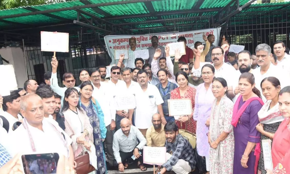 मप्र लिपिक वर्ग कर्मचारी संघ ने मांगों को लेकर विरोध स्वरूप कराया मुंडन मप्र लिपिक वर्ग कर्मचारी संघ ने मांगों को लेकर विरोध स्वरूप कराया मुंडन