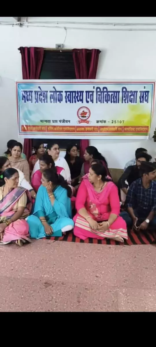 मांगों को लेकर कर्मचारियों ने किया दो घंटे प्रदर्शन मांगों को लेकर कर्मचारियों ने किया दो घंटे प्रदर्शन