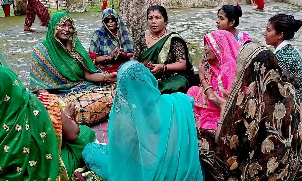 मेहंदी और सोलह श्रृंगार से सजीं महिलाएं, हरियाली अमावस्या पर बांधा समां मेहंदी और सोलह श्रृंगार से सजीं महिलाएं, हरियाली अमावस्या पर बांधा समां