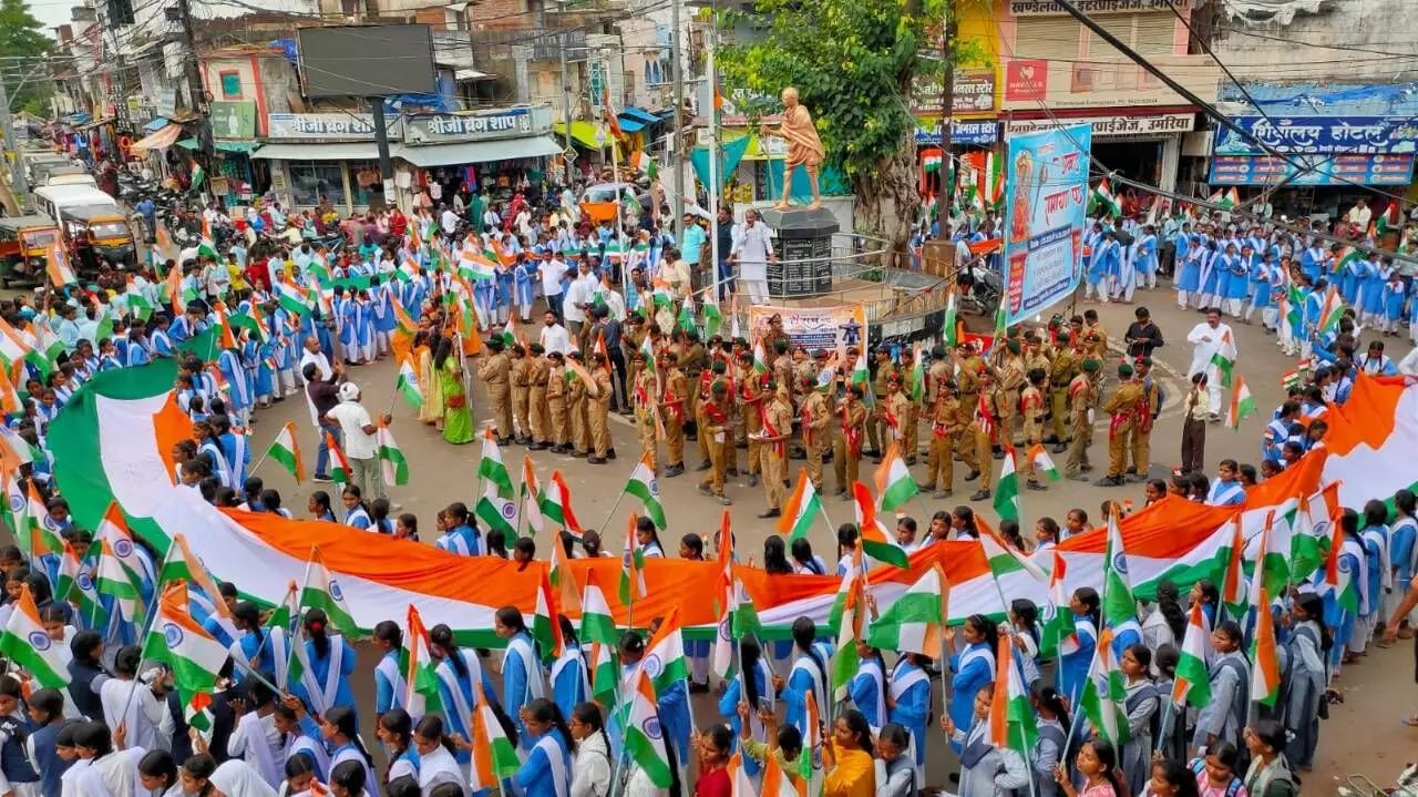 स्कूली बच्चों ने हाथों में झंडे लेकर लगाए देशभक्ति के नारे, स्कूली बच्चों ने हाथों में झंडे लेकर लगाए देशभक्ति के नारे,
