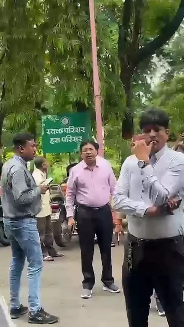 रानी दुर्गावती विश्वविद्यालय में छात्रों और कर्मचारियों के बीच जमकर हुई मारपीट रानी दुर्गावती विश्वविद्यालय में छात्रों और कर्मचारियों के बीच जमकर हुई मारपीट