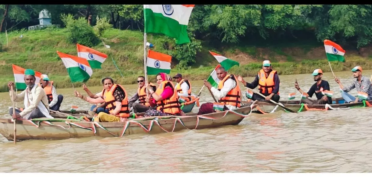 केन नदी में निकली विशाल तिरंगा यात्रा, देशभक्ति से गूंजा माहौल केन नदी में निकली विशाल तिरंगा यात्रा, देशभक्ति से गूंजा माहौल