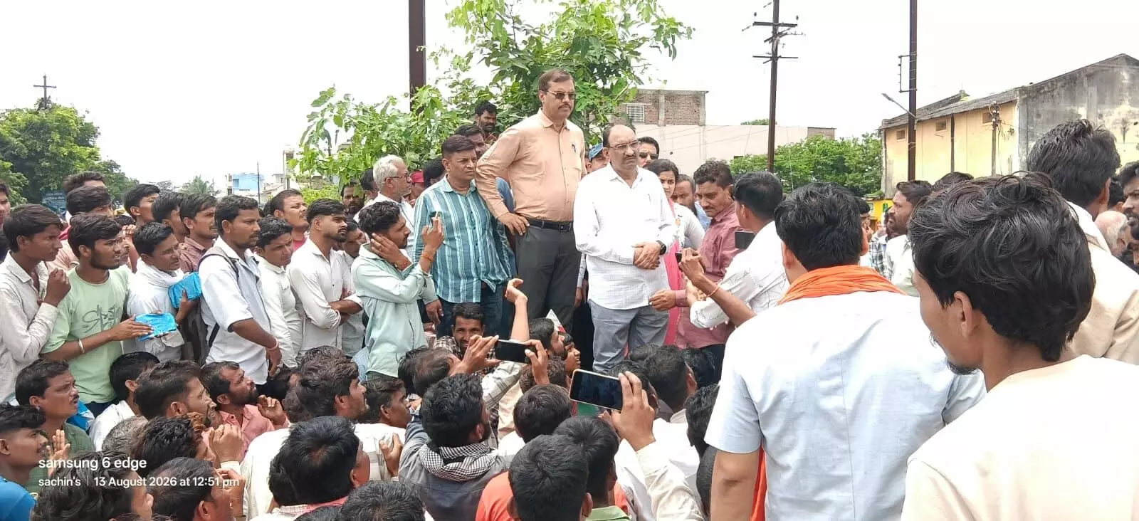 खाद के टोकन खत्म हुए तो भडक़े किसान, किया चक्काजाम खाद के टोकन खत्म हुए तो भडक़े किसान, किया चक्काजाम