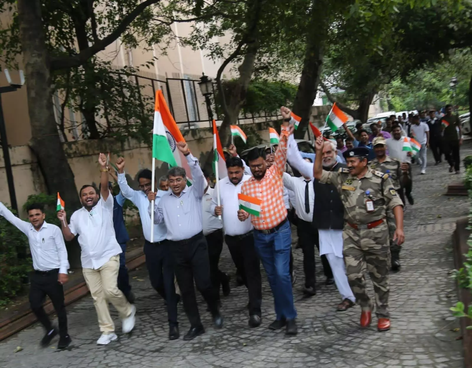 हर घर तिरंगा अभियान को लेकर महाराष्ट्र सदन क्षेत्र में निकाली गई तिरंगा रैली हर घर तिरंगा अभियान को लेकर महाराष्ट्र सदन क्षेत्र में निकाली गई तिरंगा रैली