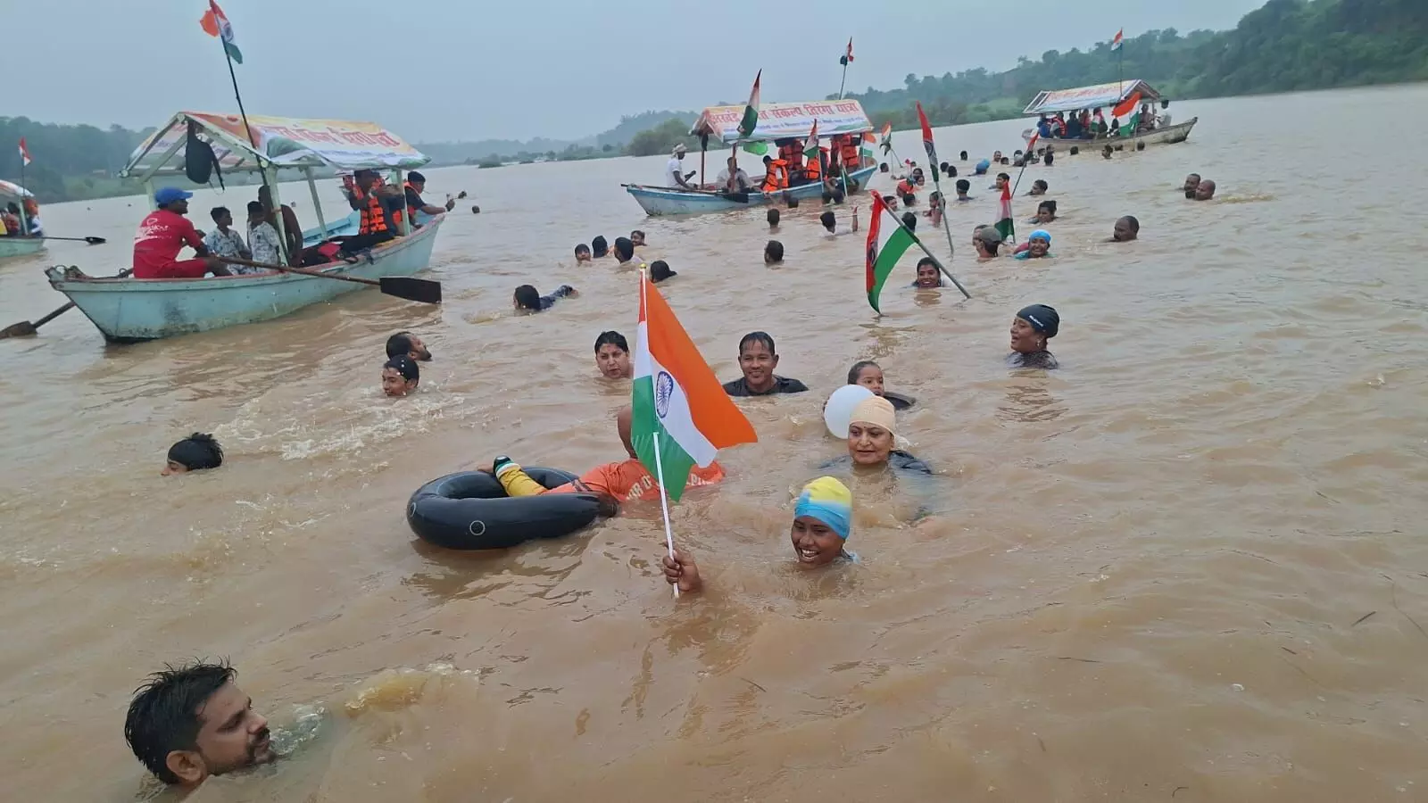नर्मदा की उफनाती लहरों और बरसती फुहारों के बीच तिरंगा तैराकी यात्रा नर्मदा की उफनाती लहरों और बरसती फुहारों के बीच तिरंगा तैराकी यात्रा