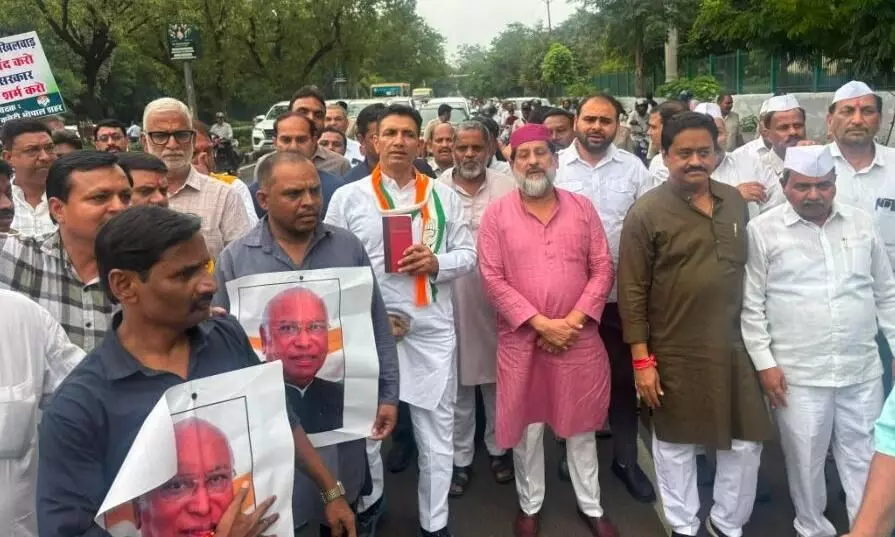 हल्द्वानी में खरगे की मंच शुद्धिकरण के विरोध में भोपाल में कांग्रेस ने निकाला पैदल मार्च