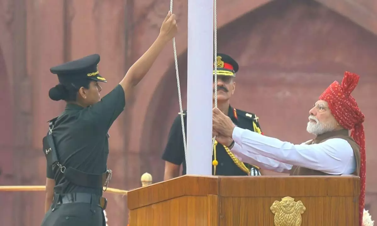 लाल किले पर पहली बार गूंजा ‘वंदे मातरम’, पीएम मोदी ने लगातार फहराया तिरंगा, सेना ने दी 21 तोपों की सलामी लाल किले पर पहली बार गूंजा ‘वंदे मातरम’, पीएम मोदी ने लगातार फहराया तिरंगा, सेना ने दी 21 तोपों की सलामी