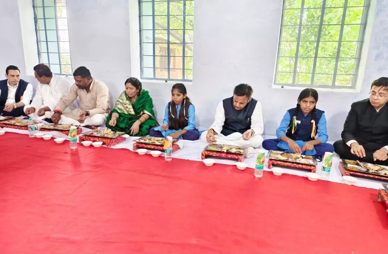 उप मुख्यमंत्री ने विद्यार्थियों के साथ किया विशेष मध्यान्ह भोज उप मुख्यमंत्री ने विद्यार्थियों के साथ किया विशेष मध्यान्ह भोज