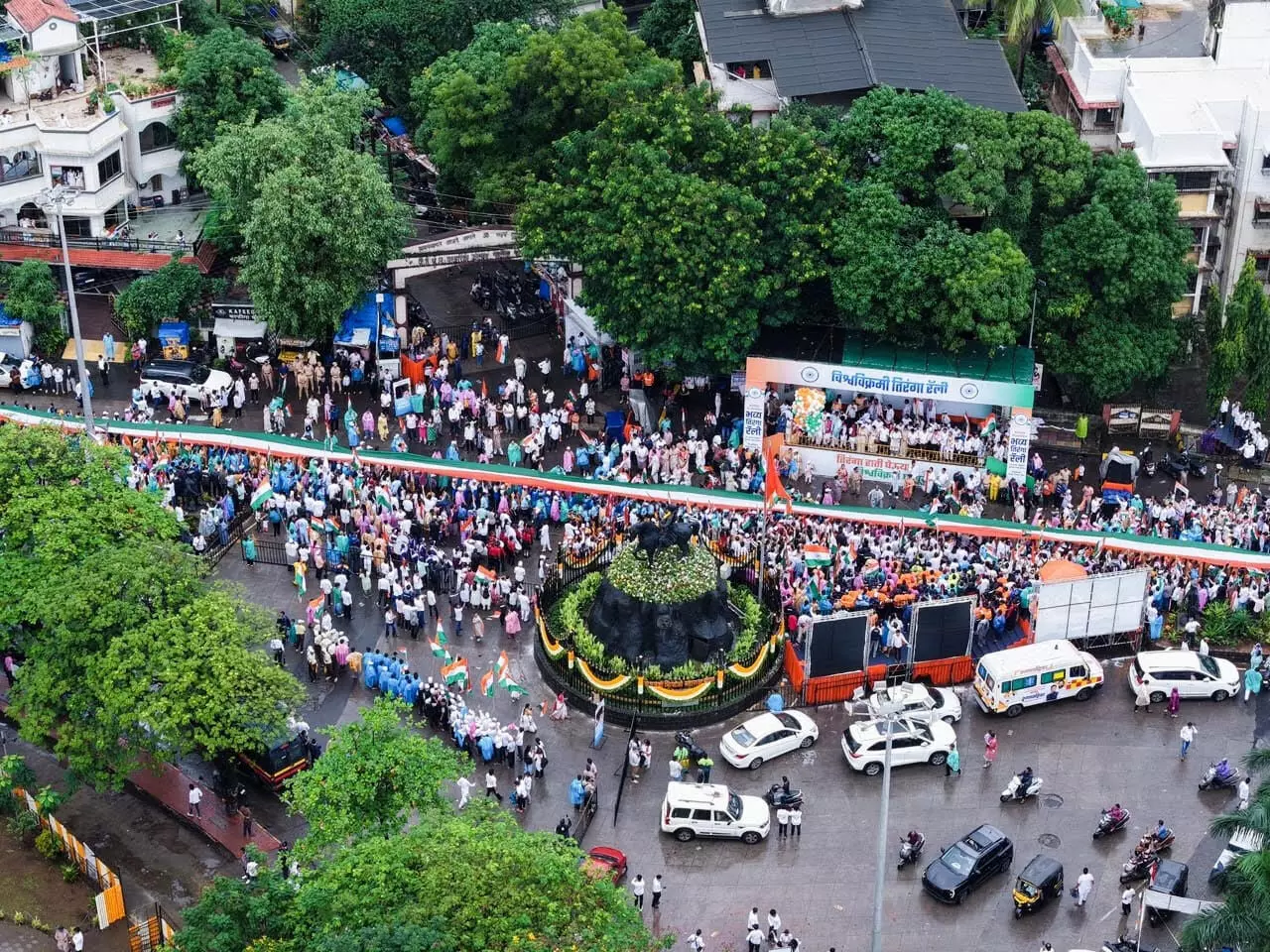 डोंबिवली में फहराया गया 35 हजार वर्गफुट का तिरंगा, कल्याण लोकसभा की तिरंगा रैली विश्व रिकॉर्ड में दर्ज, एक साथ बने तीन रिकॉर्ड डोंबिवली में फहराया गया 35 हजार वर्गफुट का तिरंगा, कल्याण लोकसभा की तिरंगा रैली विश्व रिकॉर्ड में दर्ज, एक साथ बने तीन रिकॉर्ड