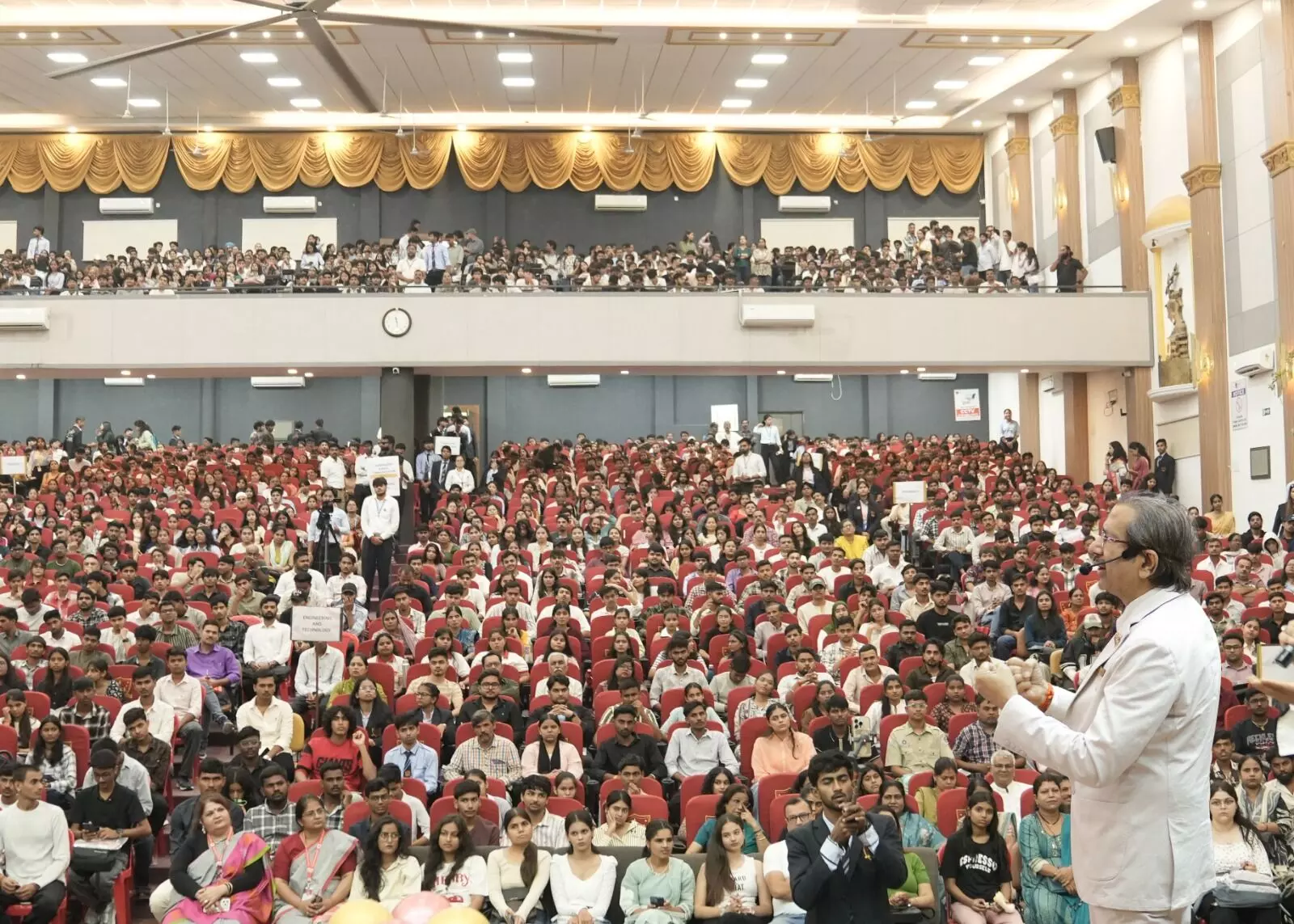 सेज विश्वविद्यालय में ‘आवाहनम् 2026-27’ का भव्य आयोजन, नए विद्यार्थियों का हुआ स्वागत सेज विश्वविद्यालय में ‘आवाहनम् 2026-27’ का भव्य आयोजन, नए विद्यार्थियों का हुआ स्वागत
