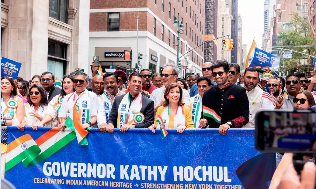 न्यूयॉर्क में अड़ीवी शेष ने मनाया भारत का स्वतंत्रता दिवस, गवर्नर कैथी होकुल के साथ इंडिया डे परेड में हुए शामिल न्यूयॉर्क में अड़ीवी शेष ने मनाया भारत का स्वतंत्रता दिवस, गवर्नर कैथी होकुल के साथ इंडिया डे परेड में हुए शामिल