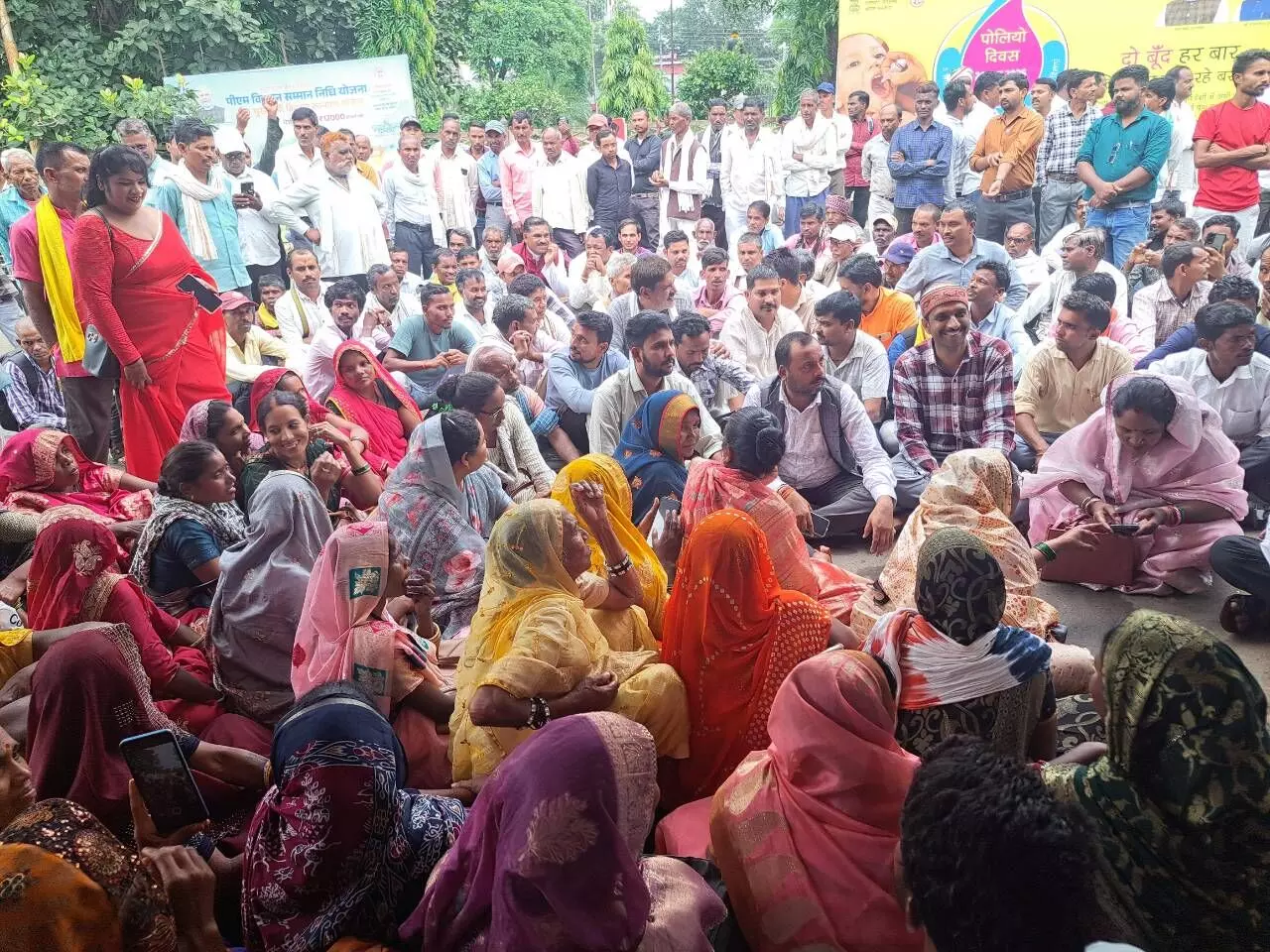 कुर्सी न मिलने से नाराज पंचों ने सम्मेलन का किया बहिष्कार, कलेक्ट्रेट में धरना