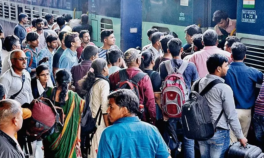 एक यात्री को छोड़ने आ रहे 15 लोग, इसलिए बढ़ी भीड़ एक यात्री को छोड़ने आ रहे 15 लोग, इसलिए बढ़ी भीड़