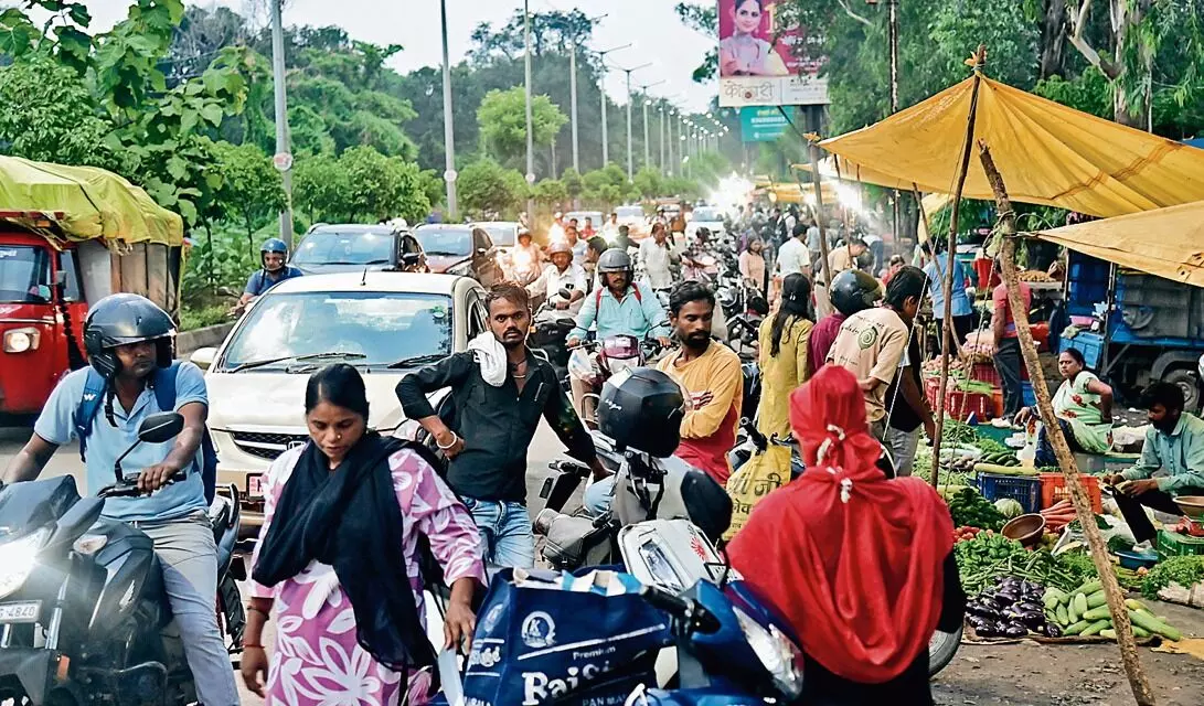 सड़क तक पसर कर लग रहा सब्जी मार्केट, आने-जाने वालों की मुसीबत सड़क तक पसर कर लग रहा सब्जी मार्केट, आने-जाने वालों की मुसीबत