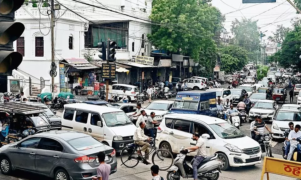 कई चौराहों के ट्रैफिक सिग्नल बंद, अराजक यातायात व्यवस्था से नागरिक हो रहे परेशान कई चौराहों के ट्रैफिक सिग्नल बंद, अराजक यातायात व्यवस्था से नागरिक हो रहे परेशान