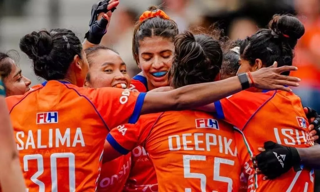भारत की बेटियों ने दूसरे मैच में कर दिखाया कमाल, साउथ अफ्रीका को 6-1 से रौंदाकर दर्ज की पहली जीत भारत की बेटियों ने दूसरे मैच में कर दिखाया कमाल, साउथ अफ्रीका को 6-1 से रौंदाकर दर्ज की पहली जीत