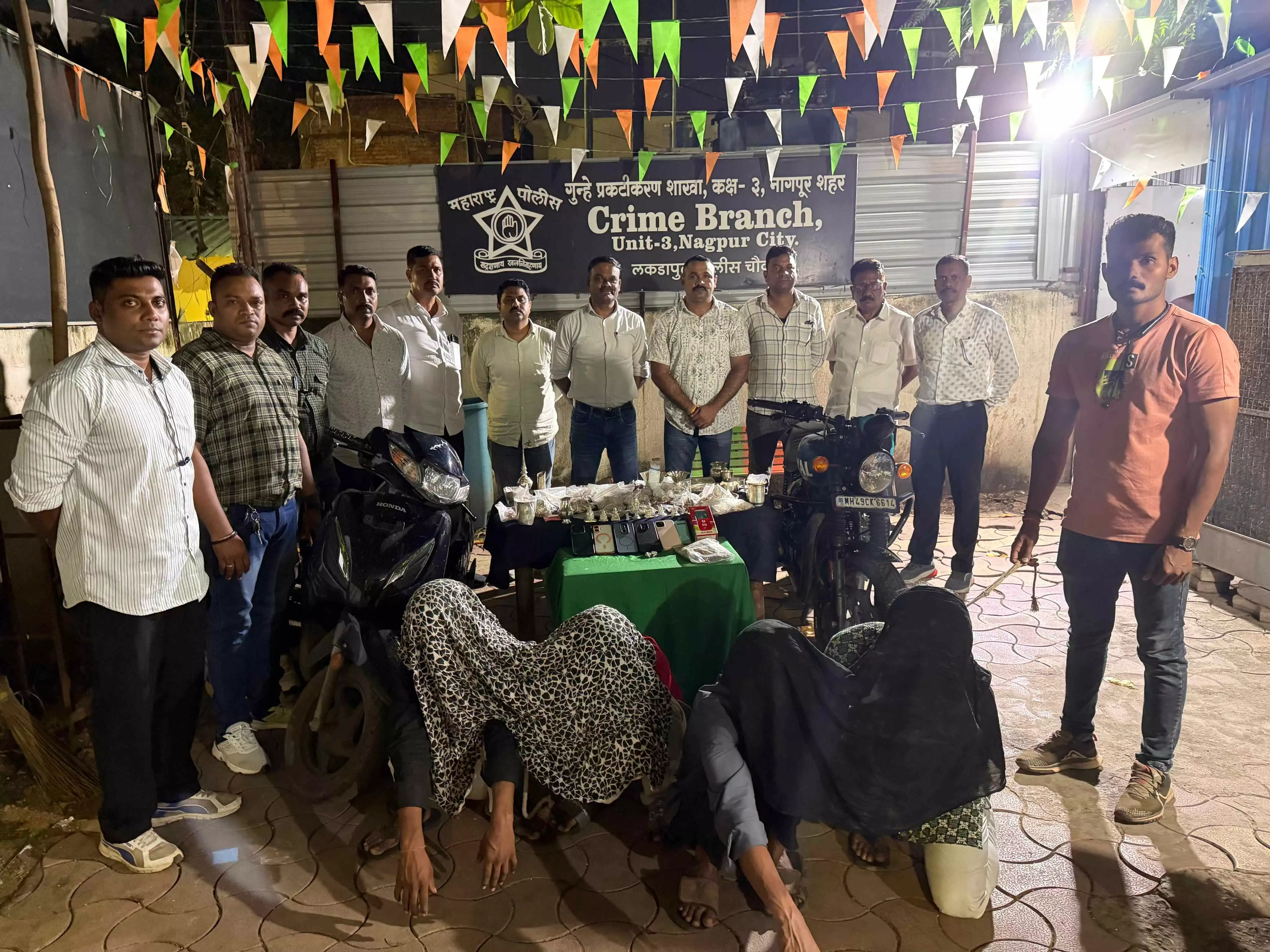 सेंधमारो के गैंग का पर्दाफाश, चार गिरफ्तार, हिरासत में दो नाबालिग, 5 किलो चांदी के गहने बरामद सेंधमारो के गैंग का पर्दाफाश, चार गिरफ्तार, हिरासत में दो नाबालिग, 5 किलो चांदी के गहने बरामद