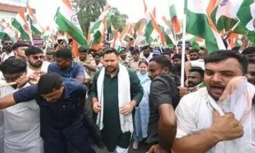 आरजेडी का लोकभवन मार्च, पुलिस ने तेजस्वी समेत कई पार्टी नेताओं को हिरासत में लिया, पूछताछ के बाद छोड़ा