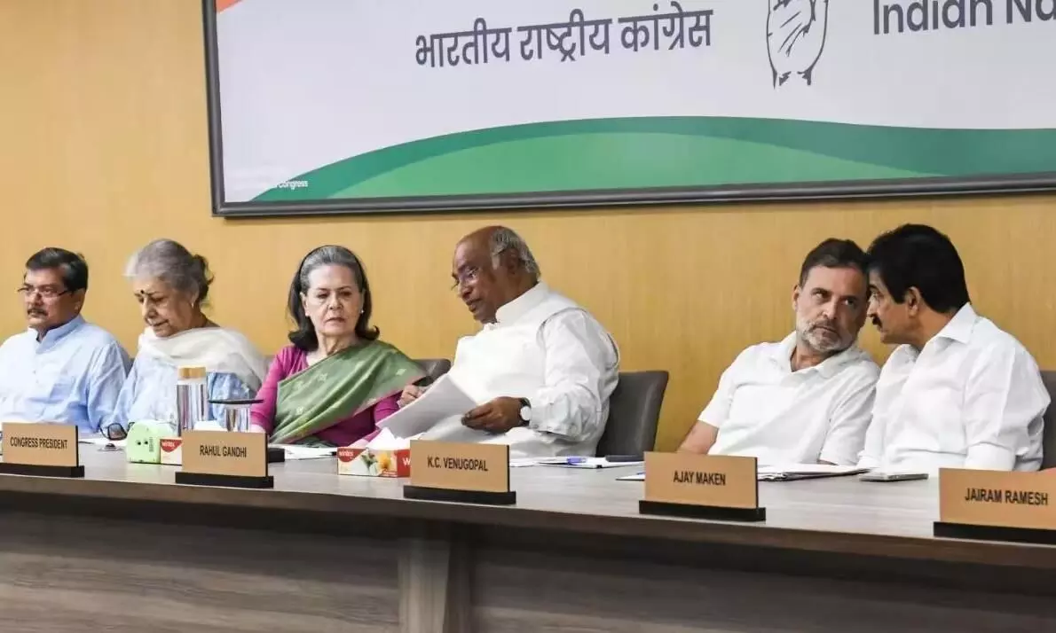 वंदे मातरम् विवाद के बीच कांग्रेस का बड़ा फैसला, 2 छंदों पर बनी सहमति वंदे मातरम् विवाद के बीच कांग्रेस का बड़ा फैसला, 2 छंदों पर बनी सहमति