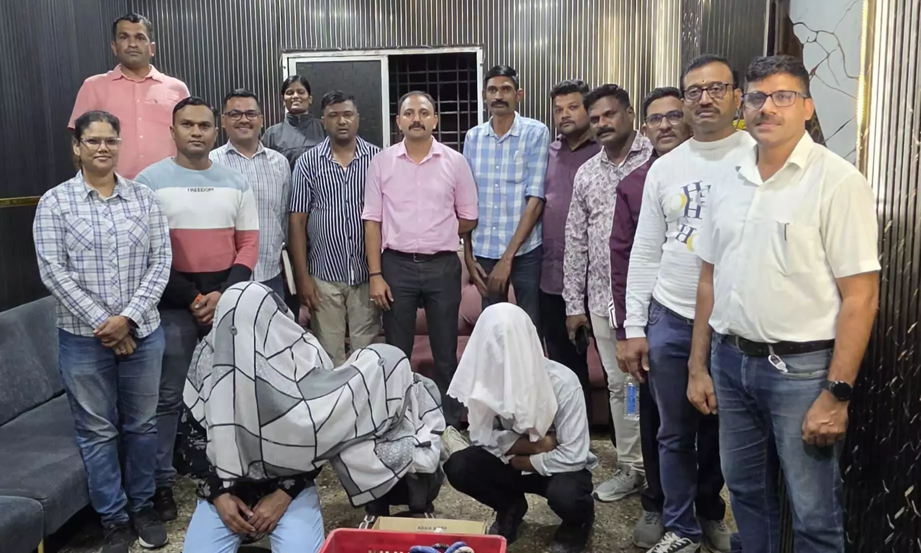 रात के अंधेरे में चल रहा था हुक्का पार्लर, सामाजिक सुरक्षा पथक ने मारा छापा, तीन आरोपी गिरफ्तार रात के अंधेरे में चल रहा था हुक्का पार्लर, सामाजिक सुरक्षा पथक ने मारा छापा, तीन आरोपी गिरफ्तार