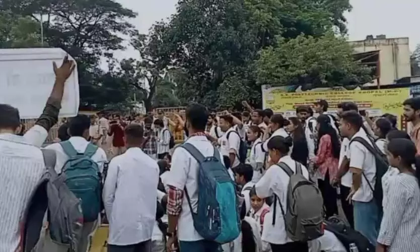 नर्सिंग छात्रों ने कहा, कॉलेज वैधता की जिम्मेदारी शासन-प्रशासन और प्रबंधन की, इसकी सजा छात्रों को क्यों नर्सिंग छात्रों ने कहा, कॉलेज वैधता की जिम्मेदारी शासन-प्रशासन और प्रबंधन की, इसकी सजा छात्रों को क्यों