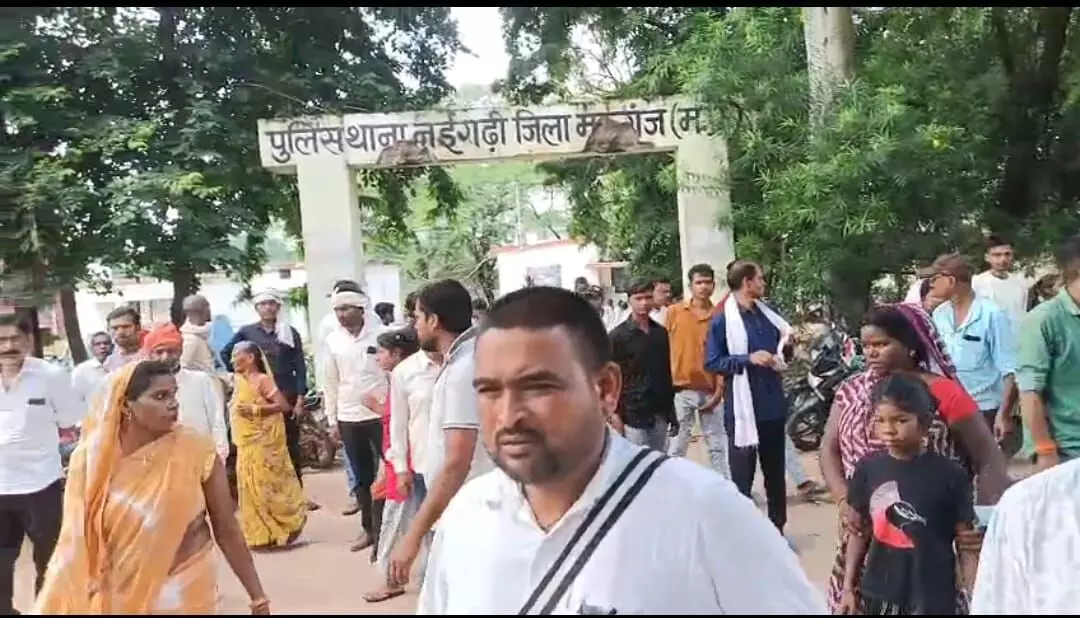 मऊगंज जिले के नईगढ़ी में मर्डर से सनसनी: पुरानी रंजिश में युवक पर चाकू से ताबड़तोड़ वार, हत्या के बाद इलाके में भारी चक्काजाम और तनाव रहा मऊगंज जिले के नईगढ़ी में मर्डर से सनसनी: पुरानी रंजिश में युवक पर चाकू से ताबड़तोड़ वार, हत्या के बाद इलाके में भारी चक्काजाम और तनाव रहा