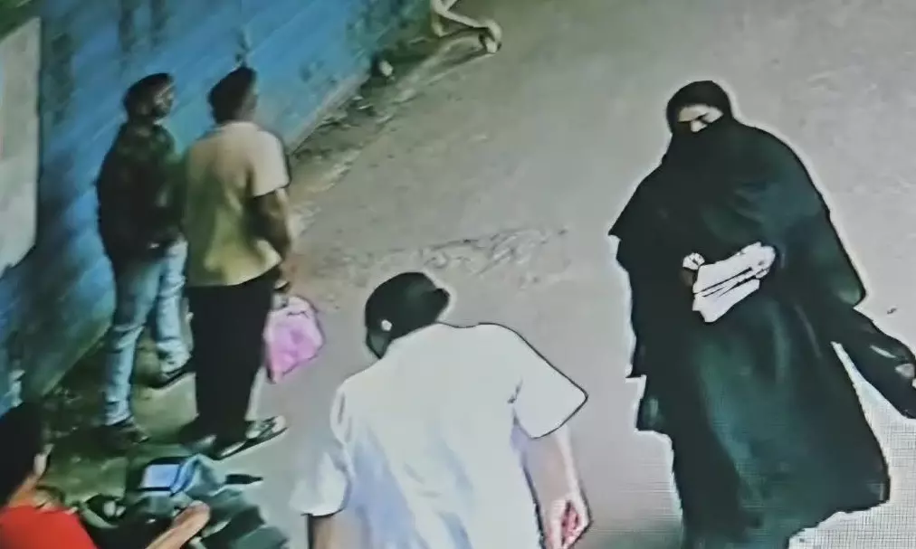 चिल्ड्रन किट दिलाने का झांसा देकर बच्ची को तीसरे माले से नीचे लाई महिला, 15 मिनट में हो गई फरार चिल्ड्रन किट दिलाने का झांसा देकर बच्ची को तीसरे माले से नीचे लाई महिला, 15 मिनट में हो गई फरार