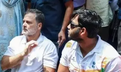 एक मुद्दे पर राहुल गांधी के दो धरने, धरने की दो अलग अलग जगह, महीना बदला तारीख वही एक मुद्दे पर राहुल गांधी के दो धरने, धरने की दो अलग अलग जगह, महीना बदला तारीख वही