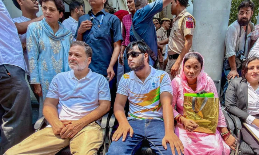 राहुल गांधी के धरने के बाद दर्ज हुई एफआईआर की खास बातें, अज्ञात लोगों को बनाया आरोपी