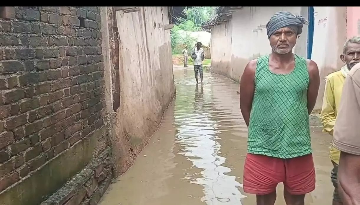 नाली में गिट्टी भरने से नहीं निकल रहा पानी