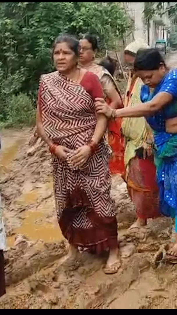 दलदल और कीचड़ में तब्दील हो गई पूरी सड़क