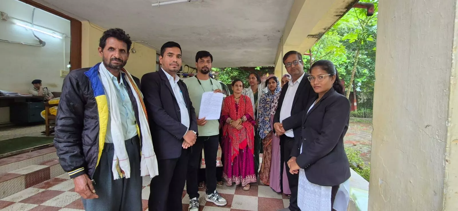सिलाई मशीन व सहायता राशि देने के नाम पर ठगी सिलाई मशीन व सहायता राशि देने के नाम पर ठगी