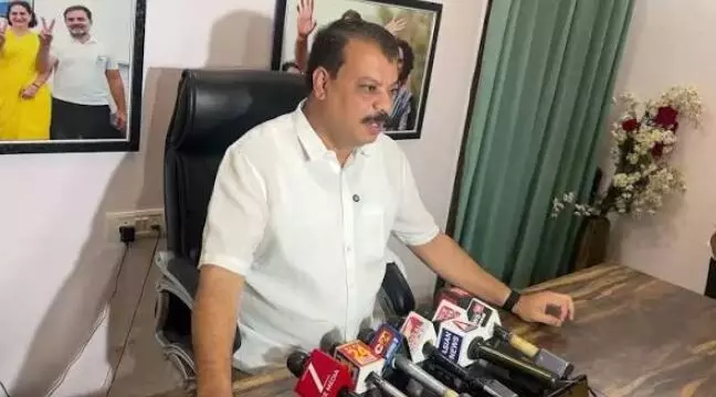 डॉलर बचाने पेट्रोल में इथेनॉल मिलाया, अब चीनी आयात करना पड़ रही, ये कैसी नीति - सिंघार डॉलर बचाने पेट्रोल में इथेनॉल मिलाया, अब चीनी आयात करना पड़ रही, ये कैसी नीति - सिंघार