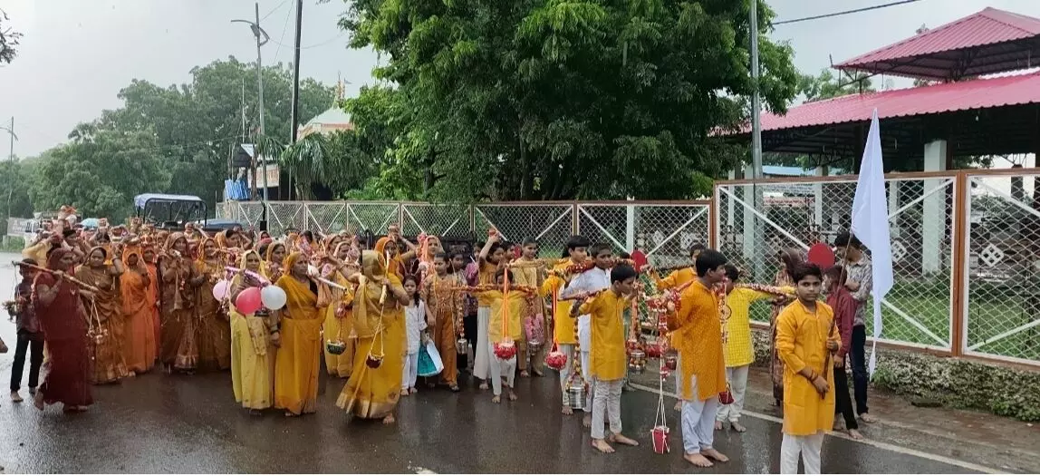 महिला श्रद्धालुओ ने निकाली काँवड़ यात्रा, भजनों से गूंजा पवई महिला श्रद्धालुओ ने निकाली काँवड़ यात्रा, भजनों से गूंजा पवई