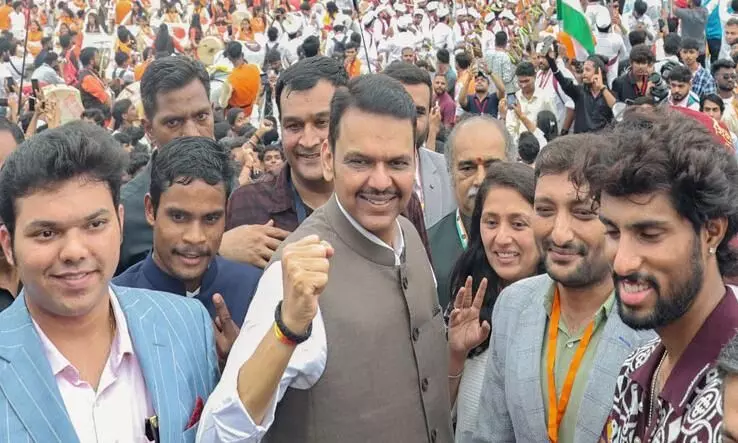 कोई भी व्यक्ति ठान लें तो उसे हमारा लोकतंत्र और संविधान बना सकता है सीएम - फडणवीस कोई भी व्यक्ति ठान लें तो उसे हमारा लोकतंत्र और संविधान बना सकता है सीएम - फडणवीस
