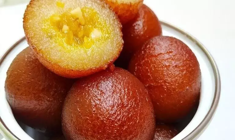 इस रक्षा बंधन पर अपने भाई के लिए अपने हाथों से बनाएं मिठाई, गुलाब जामुन की खास रेसिपी को जरूर करें ट्राई इस रक्षा बंधन पर अपने भाई के लिए अपने हाथों से बनाएं मिठाई, गुलाब जामुन की खास रेसिपी को जरूर करें ट्राई