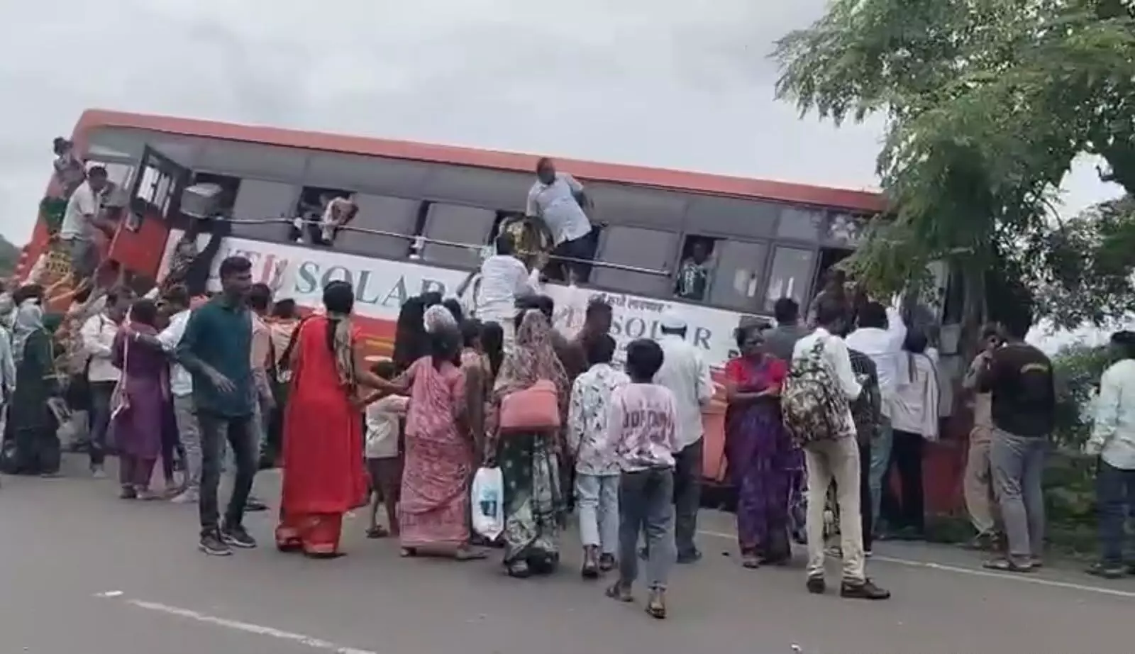 सूरत जा रही एसटी बस का अचानक टूटा स्टीयरिंग, कन्नड़ घाट में खाई के मुहाने पर अटकी, 59 यात्रियों की बची जान - चार घायल