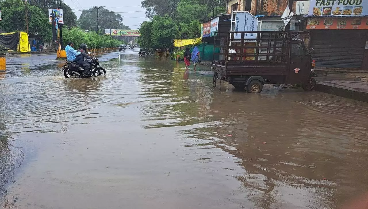 रिकार्ड बारिश : 24 घंटे में 2.04 इंच बारिश के साथ ही पिछले साल का आंकड़ा पार रिकार्ड बारिश : 24 घंटे में 2.04 इंच बारिश के साथ ही पिछले साल का आंकड़ा पार